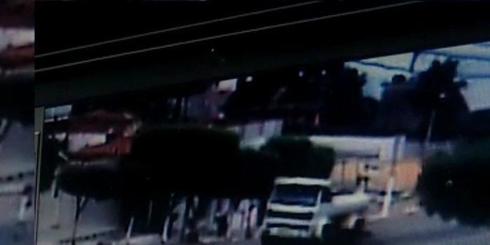 Criança é atropelada por carro e sai andando normalmente; vídeo
