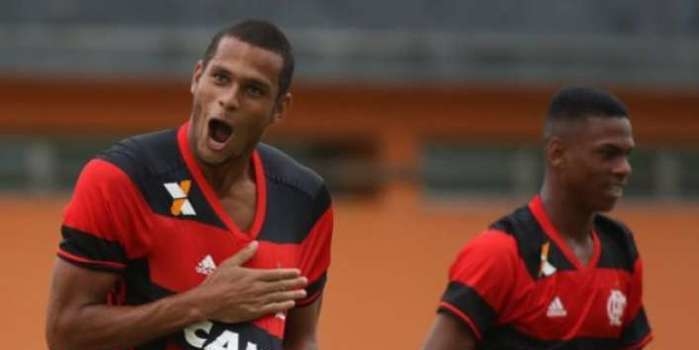 Jovem atacante ex-Flamengo assina com o Benfica por cinco anos