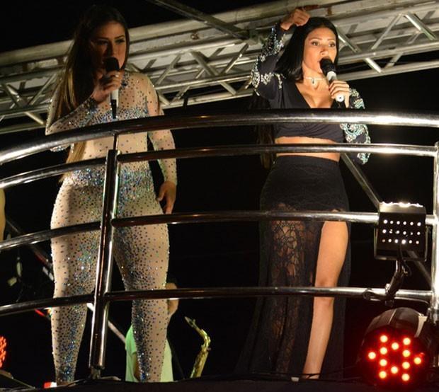 Com looks sensuais, Simone e Simaria agitam público de Fortaleza