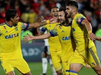 Flamengo bate o Coritiba com pênalti nos acréscimos