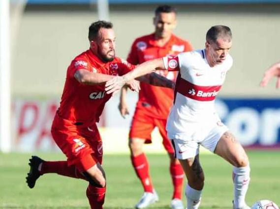 Internacional perde para o Vila Nova-GO em jogo no Serra Dourada