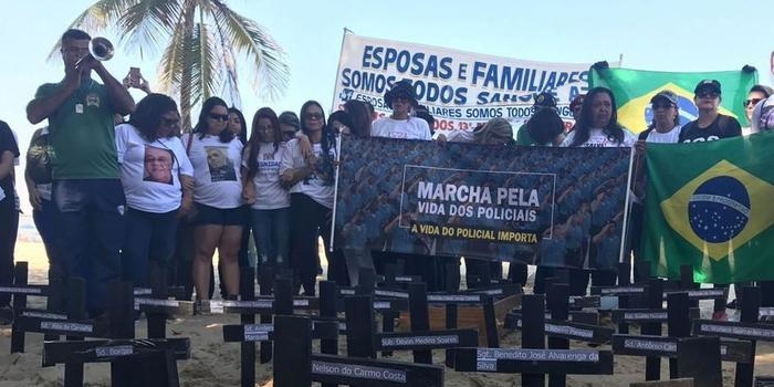 Manifestantes posicionam cruzes após morte de policial no Rio