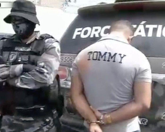 Acusado foi preso com uma pistola .40 (Crédito: Reprodução)