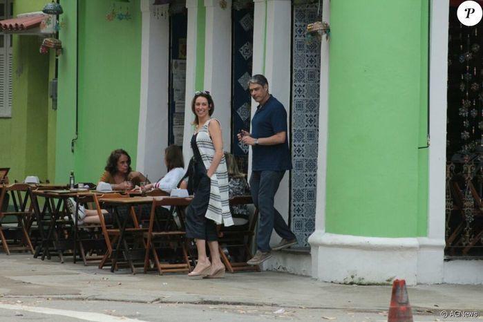 William Bonner aparece em público pela 1ª vez com namorada