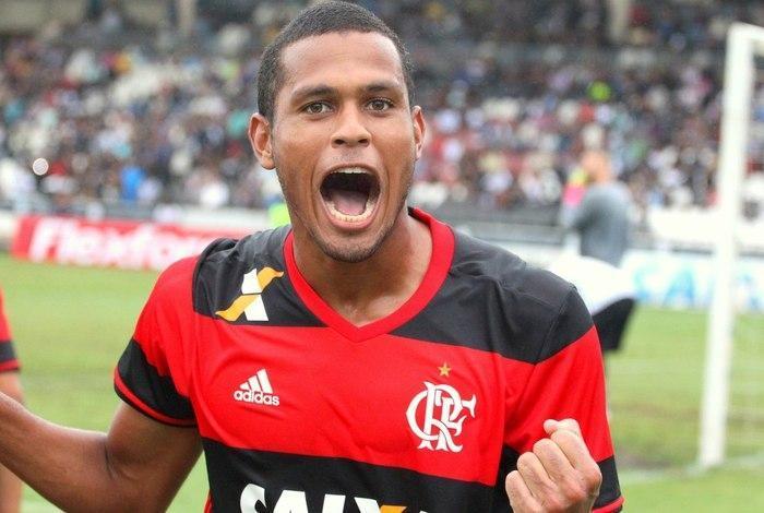 Atacante do Flamengo é liberado e assina com o Benfica por 5 anos