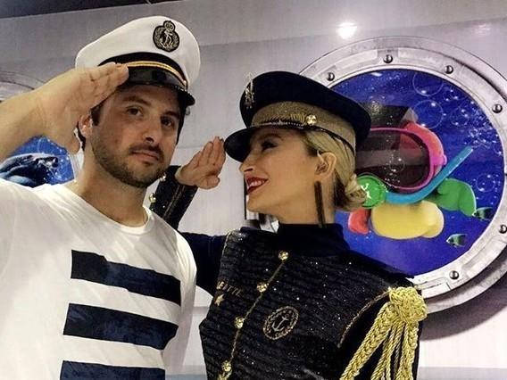 Claudia Leitte mostra casal pelado: 'Podemos tentar aquela posição'