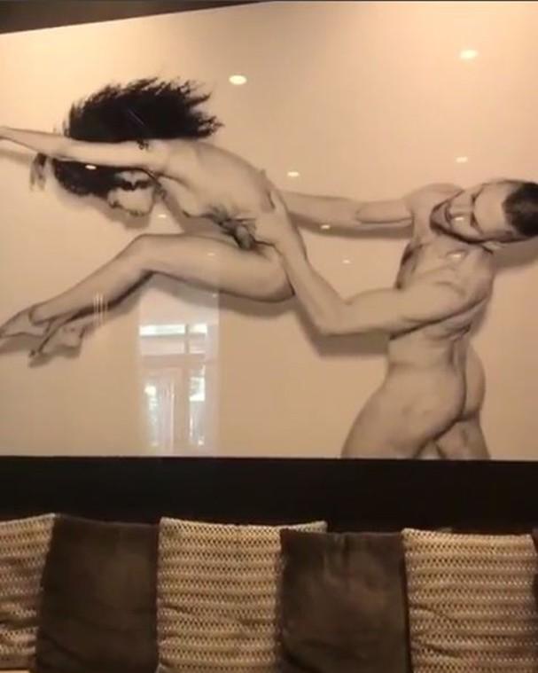 Claudia Leitte mostra quadro de casal pelado