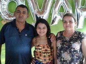 Raimundo da Ração marca presença no aniversário de Geovana