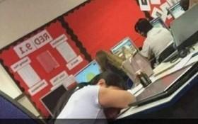 Professora é pega dormindo em aplicação de prova e revolta pais