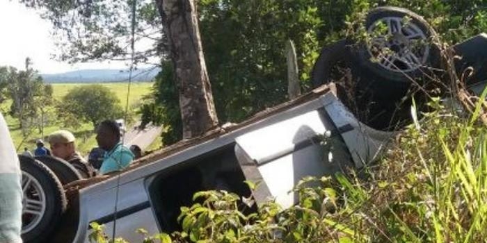 Carro capota sobre árvore, três pessoas morrem e 4 ficam feridos