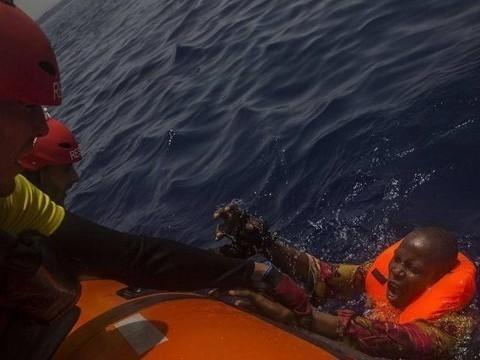 13 pessoas são encontradas mortas em bote à deriva no Mediterrâneo