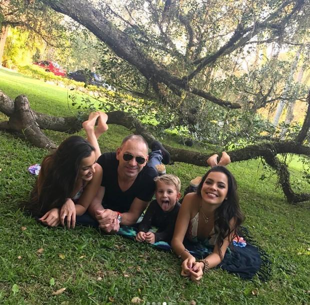 Emilly e Mayla comemoram aniversário em cidade natal