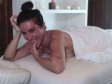 Cleo Pires concede entrevista pelada, coberta apenas por lençol