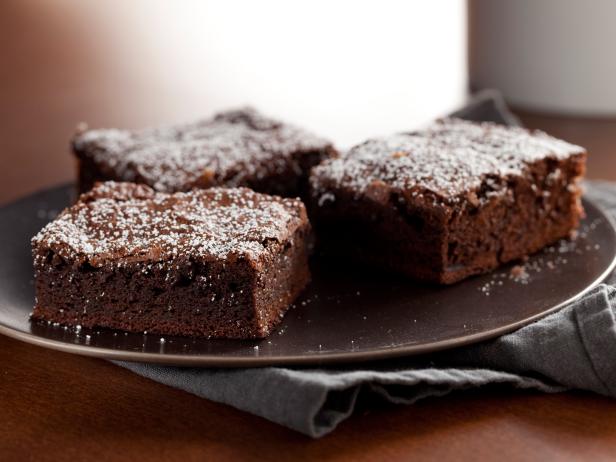 Mulher usa leite materno para fazer brownies e gera polêmica