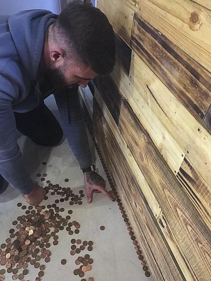 Dono transforma chão de barbearia com 70 mil moedas