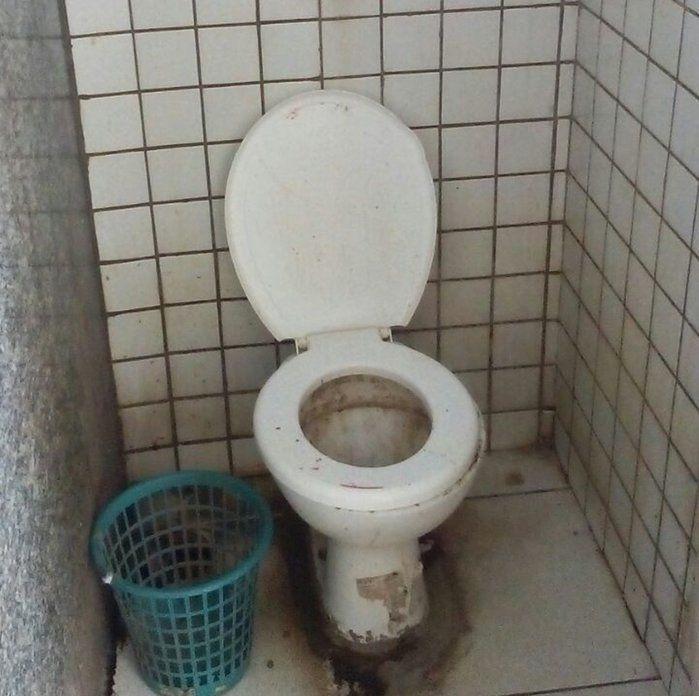 Sanitário onde o feto foi encontrado (Crédito: Polícia Civil/Divulgação)