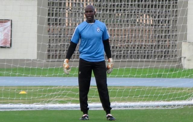 Quadro de Max piora e ex-goleiro segue internado em estado grave
