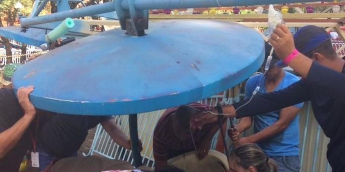 Acidente com brinquedo em parque de diversões deixa 11 feridos