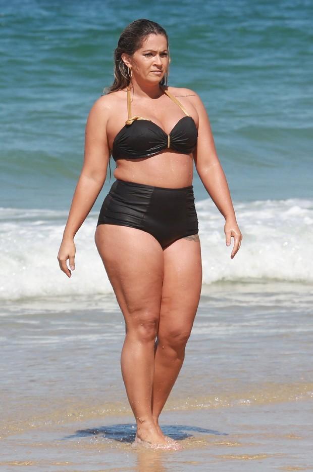 Ex-BBB Fani Pacheco em praia (Crédito: Agnews)