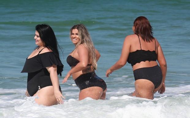 Ex-BBB Fani Pacheco em praia (Crédito: Agnews)