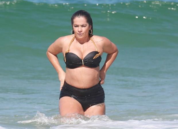 Ex-BBB Fani Pacheco em praia (Crédito: Agnews)