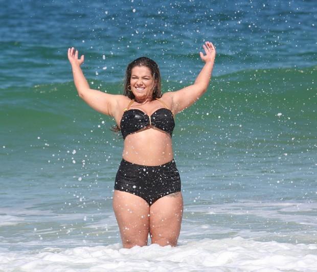 Ex-BBB Fani Pacheco em praia (Crédito: Agnews)