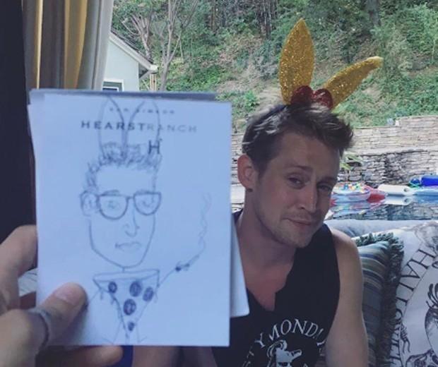 Macaulay Culkin surge com novo visual e surpreende fãs (Crédito: Reprodução)