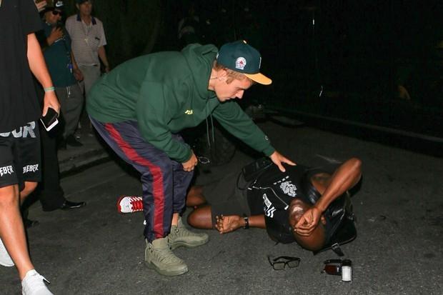 Justin Bieber atropela paparazzo ao sair de igreja em Los Angeles