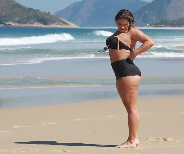 Ex-BBB Fani Pacheco em praia (Crédito: Agnews)