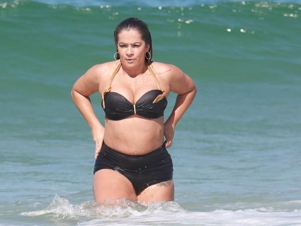 De biquíni e com 15kg a mais, ex-BBB Fani grava para canal em praia