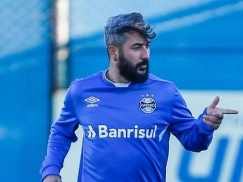 Douglas puxa a orelha de repórter que já classificou o Grêmio
