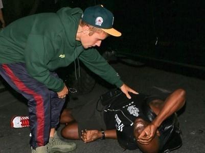 Justin Bieber atropela paparazzo ao sair de igreja em Los Angeles
