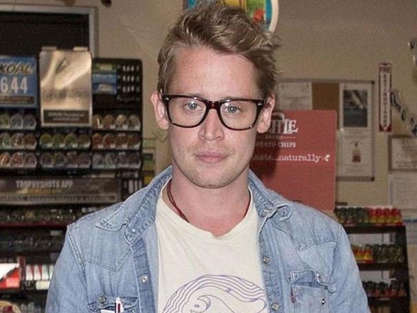 Macaulay Culkin surge com novo visual e surpreende fãs