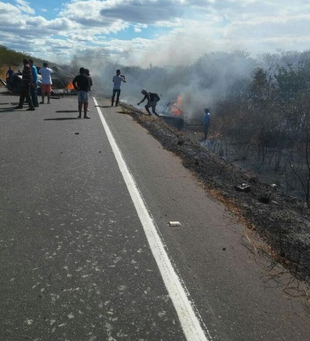 Motorista morre carbonizado após colisão na PI 141