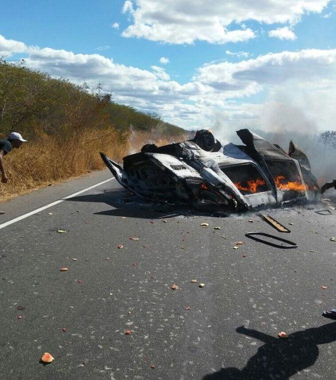 Motorista morre carbonizado após colisão na PI 141