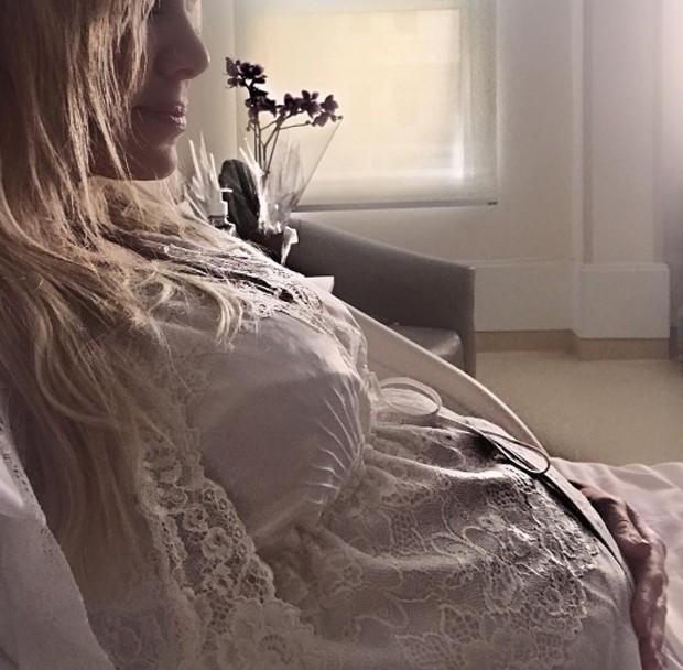Internada, Eliana tranquiliza seguidores: "Manu está bem"