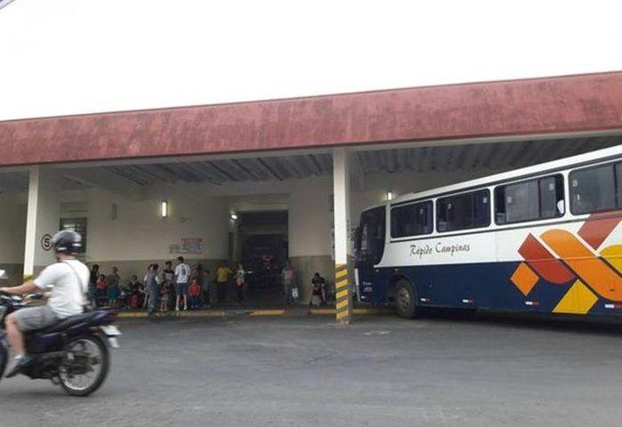 Bebê é resgatado de cesto de lixo após ser abandonado pela mãe
