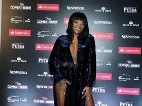 Ludmilla exibe resultado de silicone nos seios durante premiação