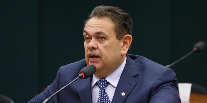 Silas doa televisores e computadores para ressocializar detentos