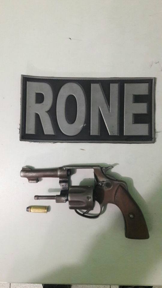 Arma apreendida com os menores (Crédito: Reprodução)