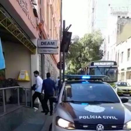 Lucas Florençano, de 25 anos, é preso por policiais após tentar matar ex-namorada (Crédito: Reprodução)