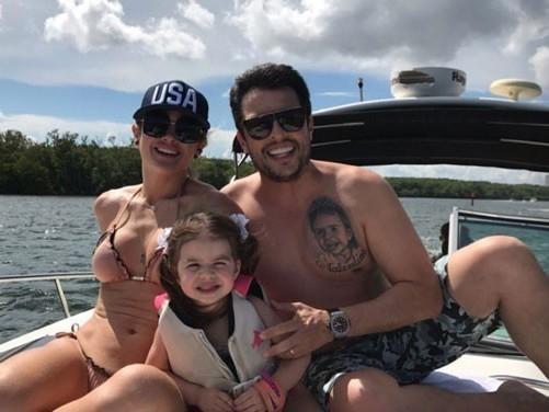 De biquíni, Mirella se diverte com Ceará e Valentina na Flórida