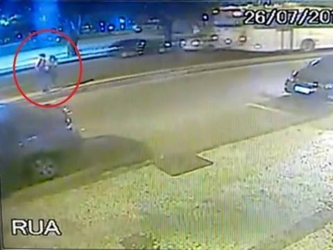 Jovem é preso após jogar ex-namorada grávida contra ônibus