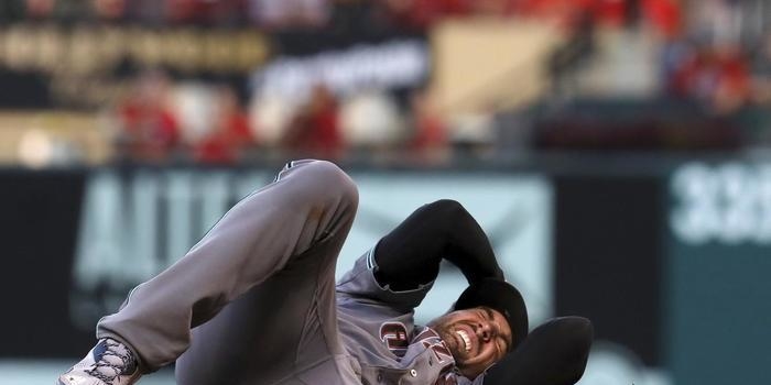 Bola de beisebol acerta em cheio cabeça de arremessador; vídeo