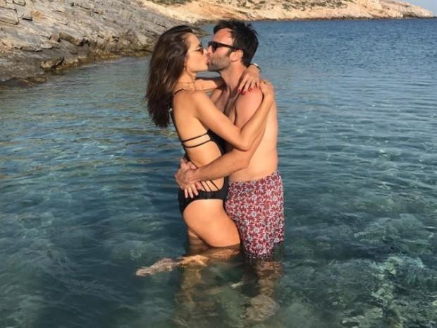 Marido de Alessandra Ambrósio fica excitado durante beijo