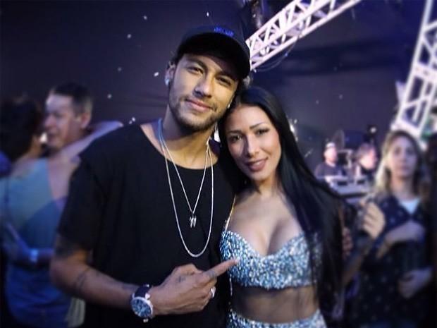 Simaria posta com Neymar em show: "Olha quem apareceu"