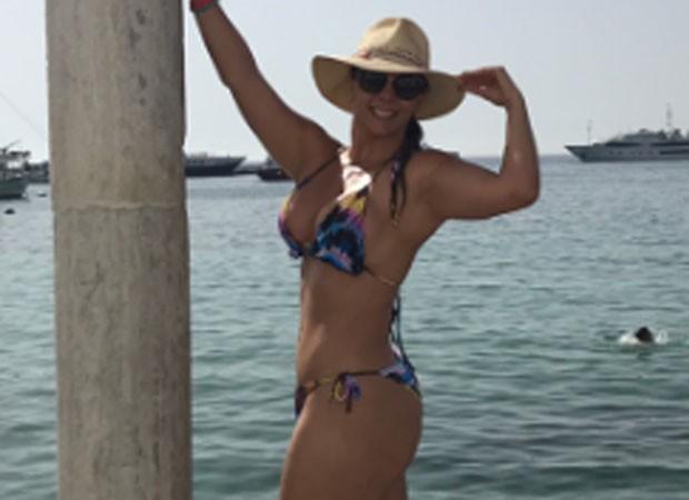 Carla Perez curte férias e mostra corpão na Grécia
