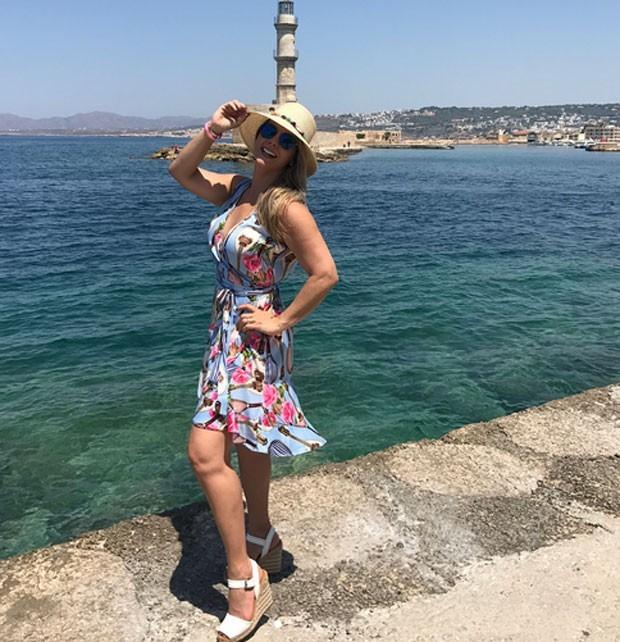 Carla Perez curte férias e mostra corpão na Grécia