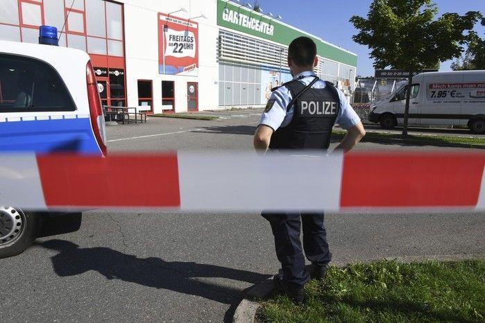 Policial em frente a boate em Konstanz, no sul da Alemanha (Crédito: Reprodução)