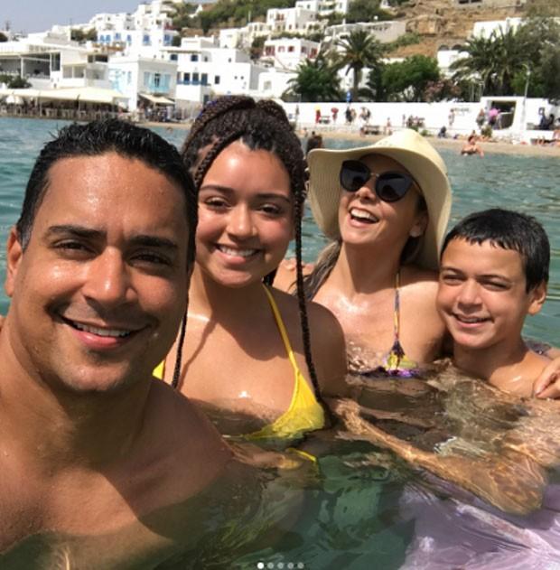 Carla Perez curte férias e mostra corpão na Grécia